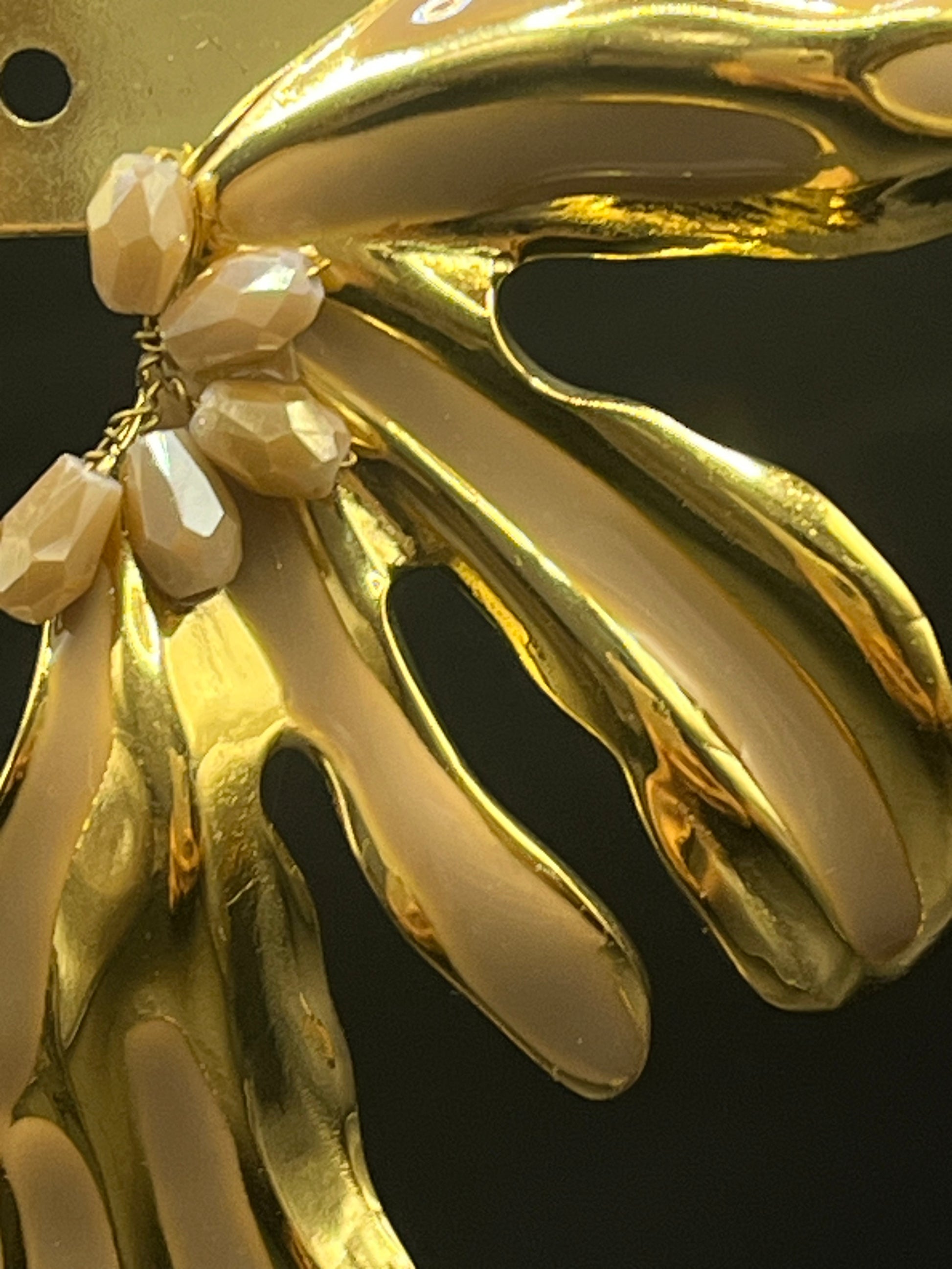 Aile de papillon taupe